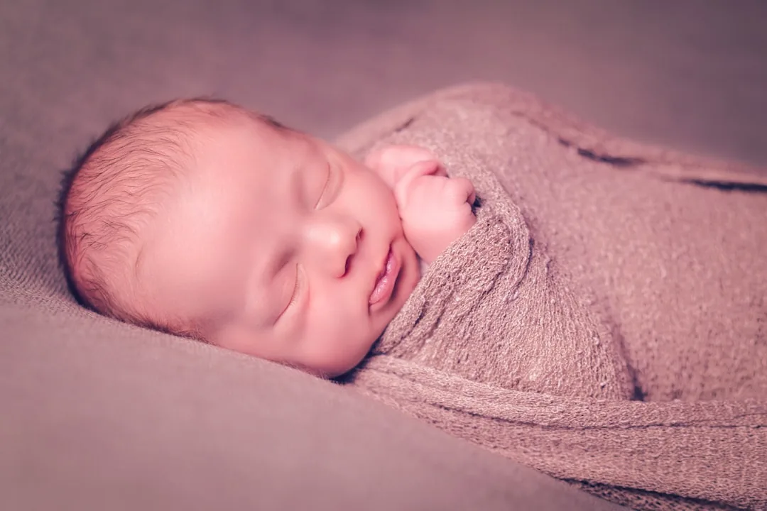 Bébé dans une couverture personnalisée